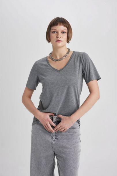 تي شيرت بياقة V قصة عادية