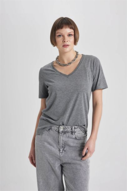 تي شيرت بياقة V قصة عادية