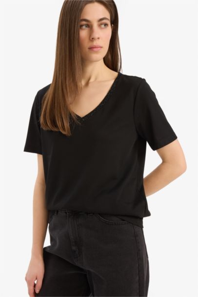 تيشيرت نسائي نص كم قصة عادية برقبة V