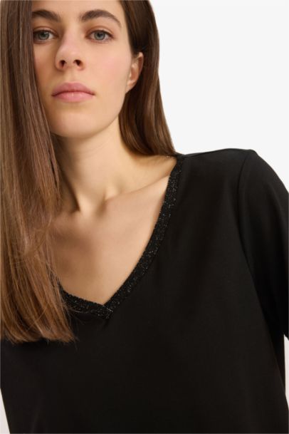 تيشيرت نسائي نص كم قصة عادية برقبة V