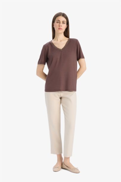 تي شيرت نص كم قصة عادية بياقة V