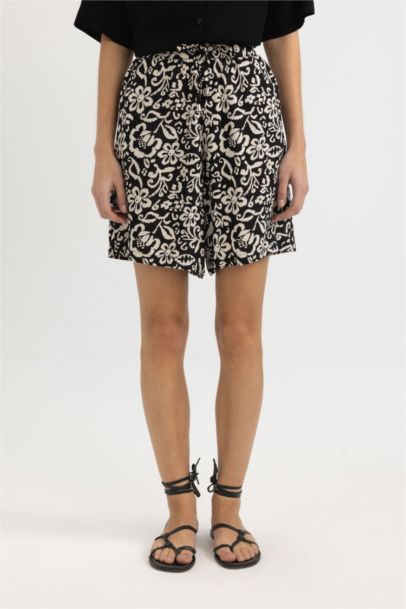 شورت قصة مريحة بخصر عالي برجل واسع