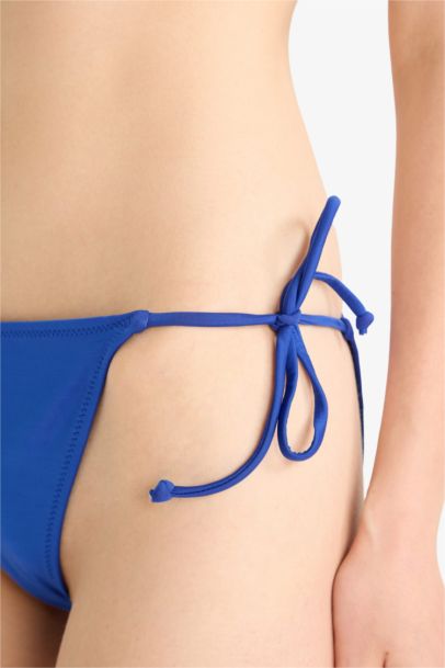 كلوت بكيني قصة عادية من Fall in Love