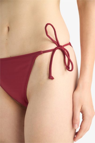 كلوت بيكيني قصة عادية من Fall in Love