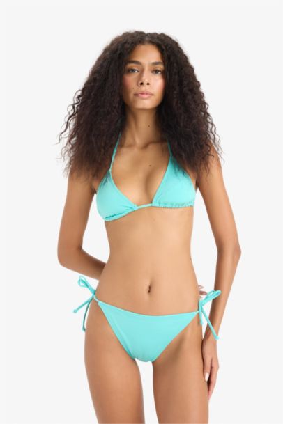 كلوت بكيني قصة عادية من Fall in Love