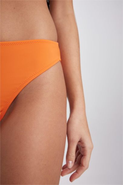 كلوت بيكيني بقصة عادية من Fall In Love