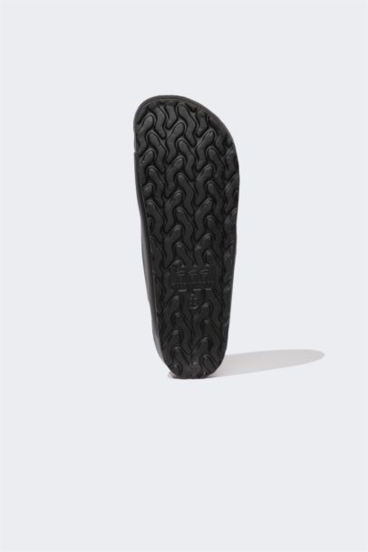 Шлепанцы с двойным ремешком на плоской подошве