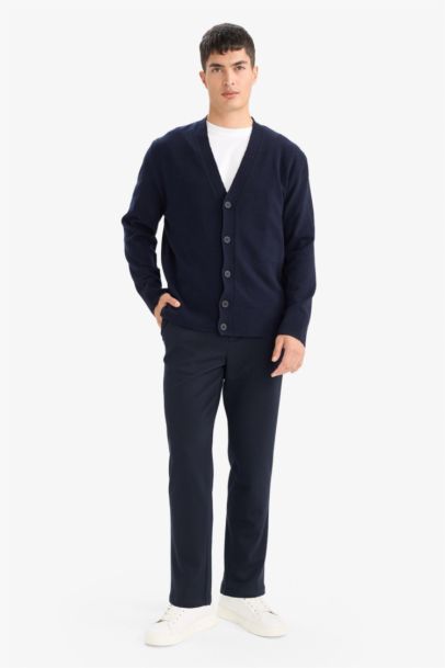 بنطرون قصة عادية ضيقة ورجل عادي