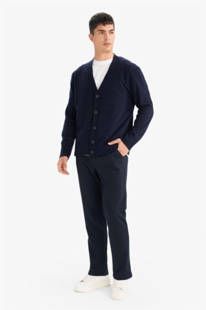 بنطرون قصة عادية ضيقة ورجل عادي