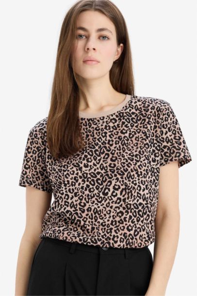 تيشيرت نص كم قصة طويلة بطبعة شعار ورقبة مستديرة