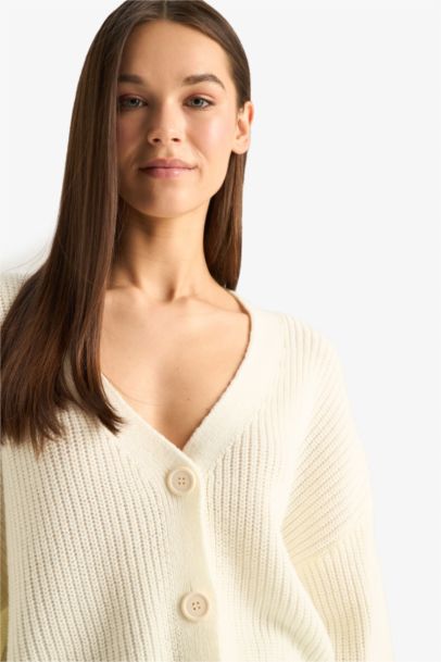 جاكيت تريكو قصة عادية بياخة V بأزرار