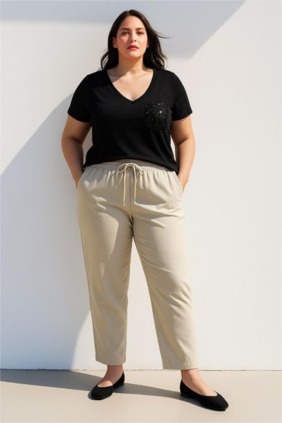 تيشيرت نص كم قصة عادية برقبة V و جيب