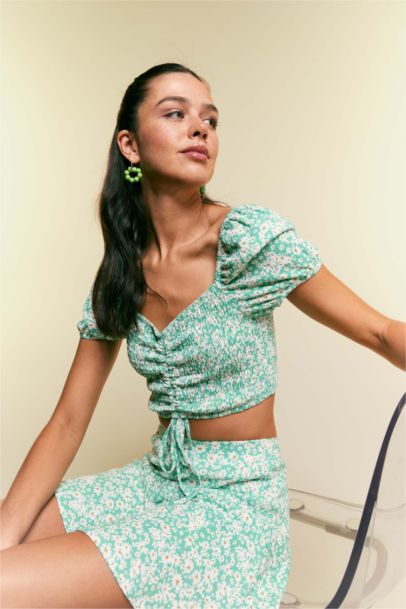 بلوزة كروب توب فلورال نص كم