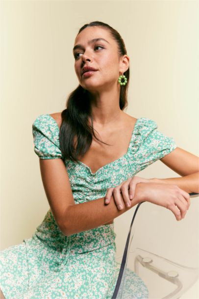 Slim Fit Dar Kesim Crop Desenli Büzgü Detaylı Kısa Kollu Bluz