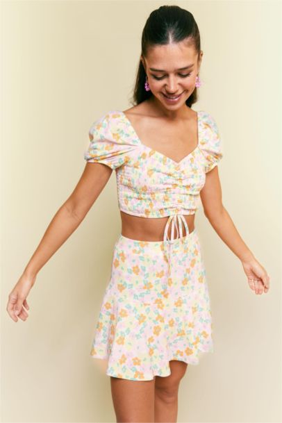 Slim Fit Dar Kesim Crop Desenli Büzgü Detaylı Kısa Kollu Bluz