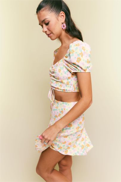 Slim Fit Dar Kesim Crop Desenli Büzgü Detaylı Kısa Kollu Bluz