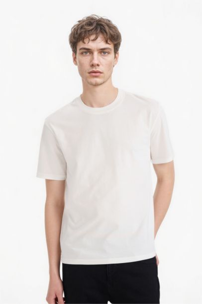 تيشيرت نص كم قصة عادية برقبة مستديرة