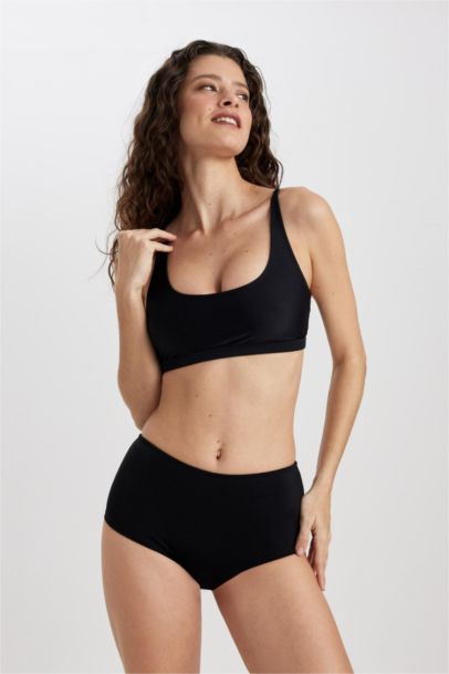 كلوت بكيني قصة عادية من Fall In Love