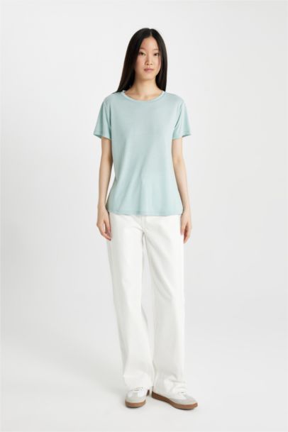 تيشيرت نص كم قصة عادية برقبة مستديرة