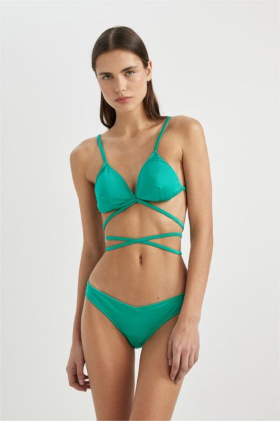 اندر بكيني بقصة عادية من Fall In Love