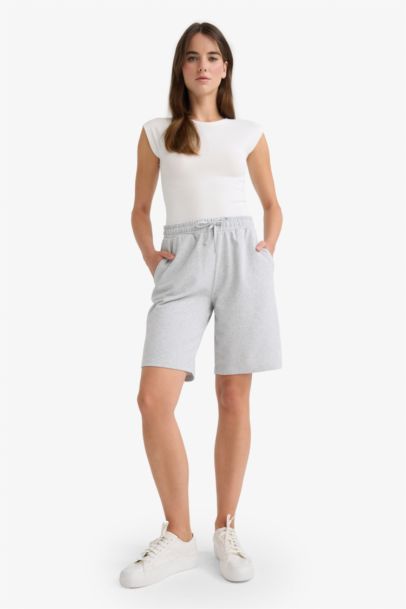 شورت برمودا قصة عادية بخصر عادي ورجل عادي