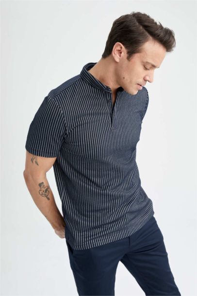Футболка-поло приталенного кроя в полоску