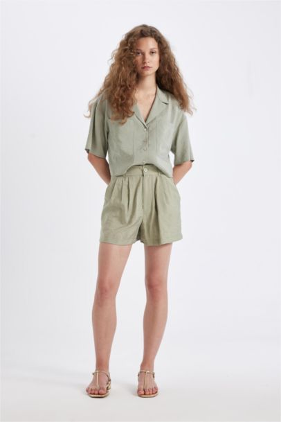 شورت قصير أخضر قصة عادية وخصر عادي