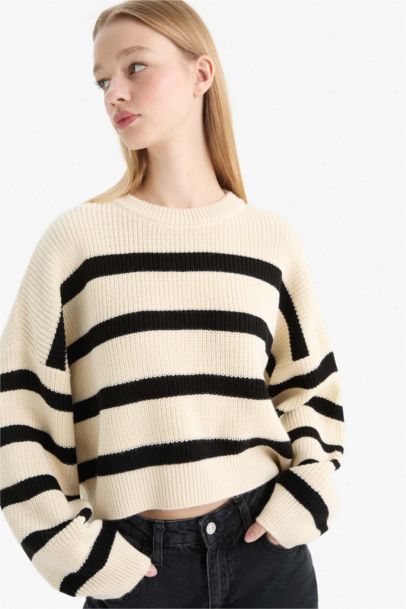 Pull en tricot oversize rayé à col rond