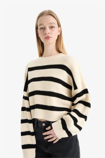 Pull en tricot oversize rayé à col rond