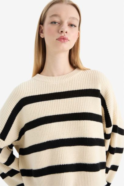 Pull en tricot oversize rayé à col rond