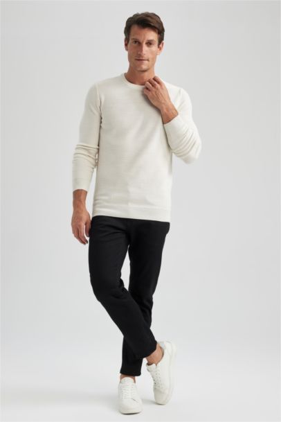 Свитер приталенного кроя с круглым вырезом