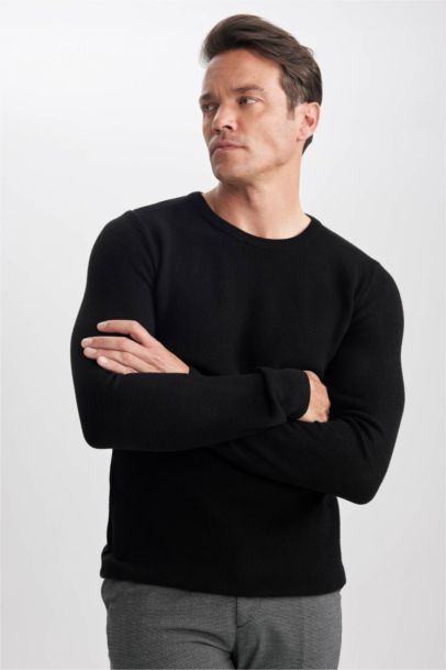 Свитер базовый приталенного кроя с круглым вырезом