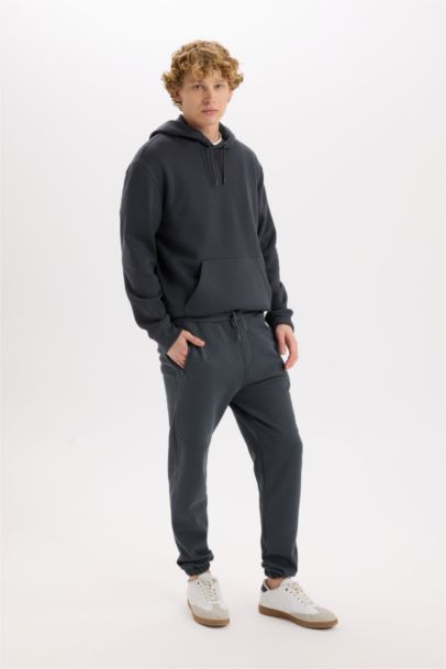 سويت شيرت قصة عادية بكابيشون بجيب