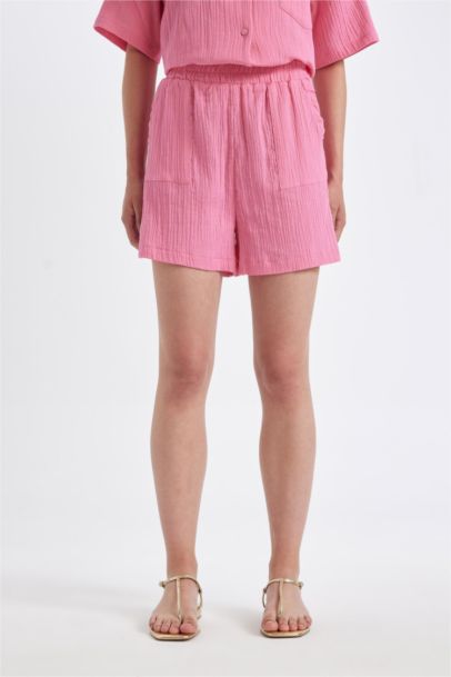 شورت قصير قصة عادية بجيب وخصر عادي