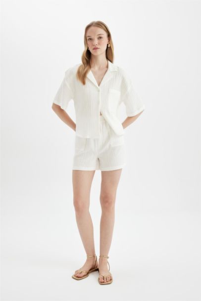 شورت قصير قصة عادية بجيب وخصر عادي