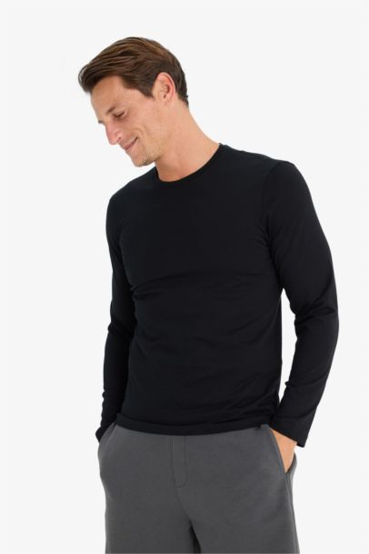 Футболка приталеноого кроя с длинным рукавом и круглым вырезом