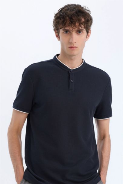 Slim Fit Dar Kesim Dik Yaka Dokulu Kısa Kollu Waffle Polo Tişört