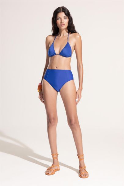 كلوت بكيني قصة عادية من Fall in Love