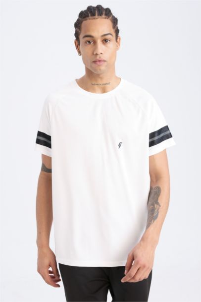 تيشيرت رياضي نص ردن سليم فيت من DeFactoFit