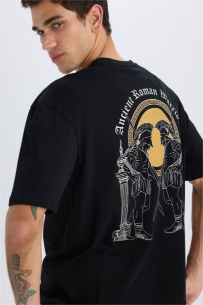 تيشيرت نص كم اوفر سايز برقبة مستديرة بطبعة من الخلف