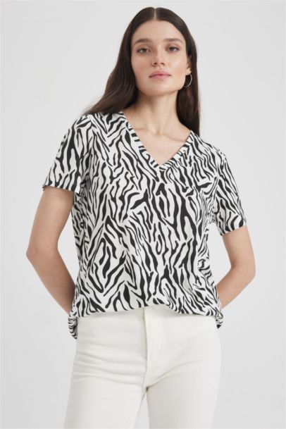 Regular Fıt V Yaka Zebra Desenli Kısa Kollu Tişört