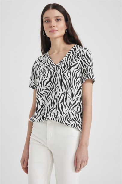 Regular Fıt V Yaka Zebra Desenli Kısa Kollu Tişört