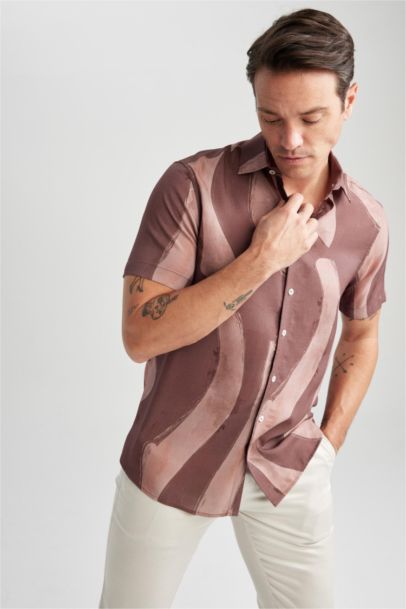 Рубашка приталенного кроя с принтом