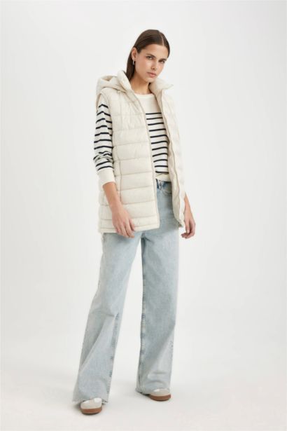 Дутый жилет водоотталкивающий с капюшоном с карманами