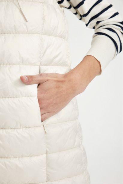 Дутый жилет водоотталкивающий с капюшоном с карманами