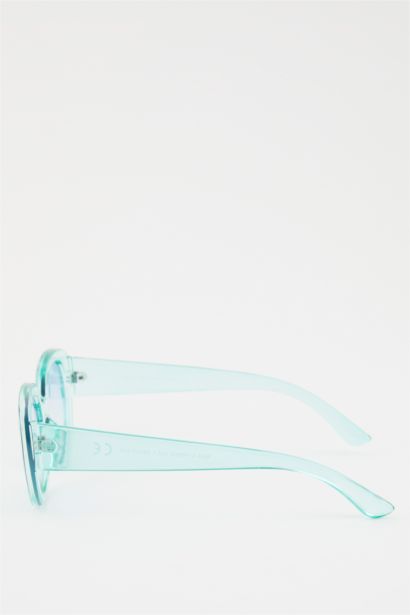 Woman Round Sunglasses