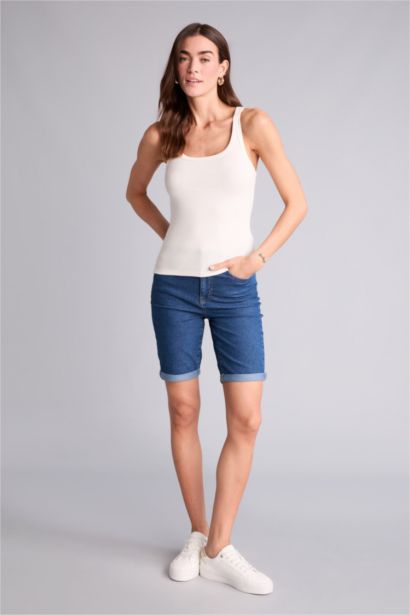 شورت برمودا بخصر عادي بحافة مطوية وخصر عالي