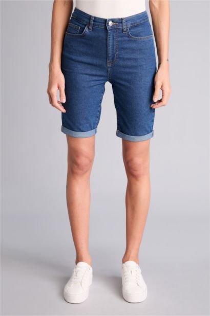 شورت برمودا بخصر عادي بحافة مطوية وخصر عالي