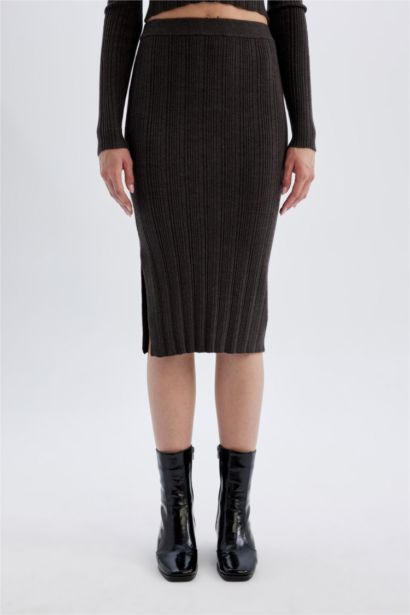 تنورة ميدي تريكو سليم فيت بفتحة