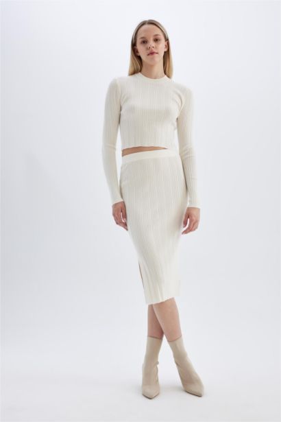 تنورة ميدي تريكو سليم فيت بفتحة